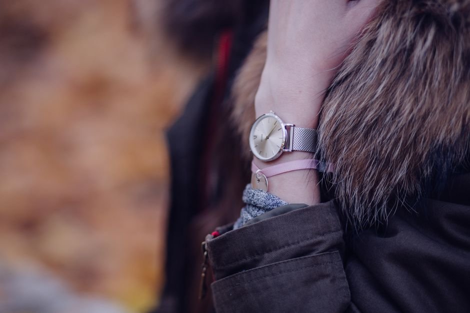 Comment choisir une montre femme : le guide d'achat complet