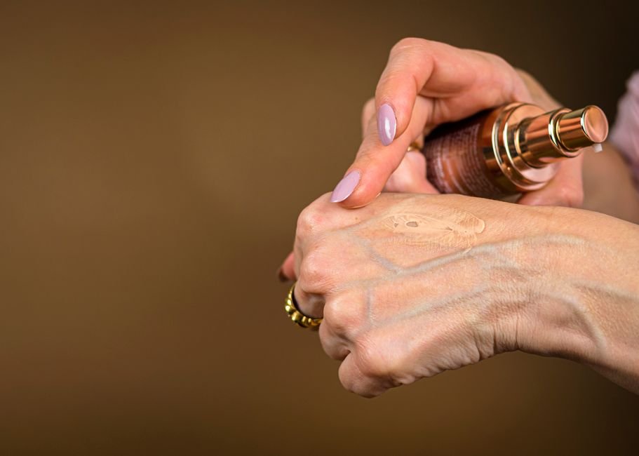 Quel fond de teint pour peau mature : bien choisir après 50 ans