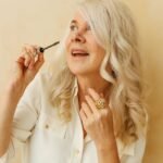 Comment se maquiller après 50 ans : le maquillage qui sublime