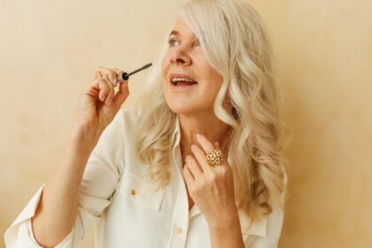 Comment se maquiller après 50 ans : le maquillage qui sublime