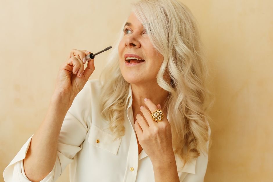 Comment se maquiller après 50 ans : le maquillage qui sublime