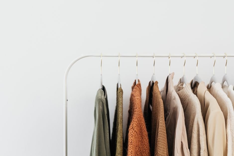 La garde-robe capsule : les basiques indispensables d'une femme