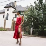 Quelles chaussures porter avec une robe : le guide par style de robe
