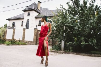 Quelles chaussures porter avec une robe : le guide par style de robe