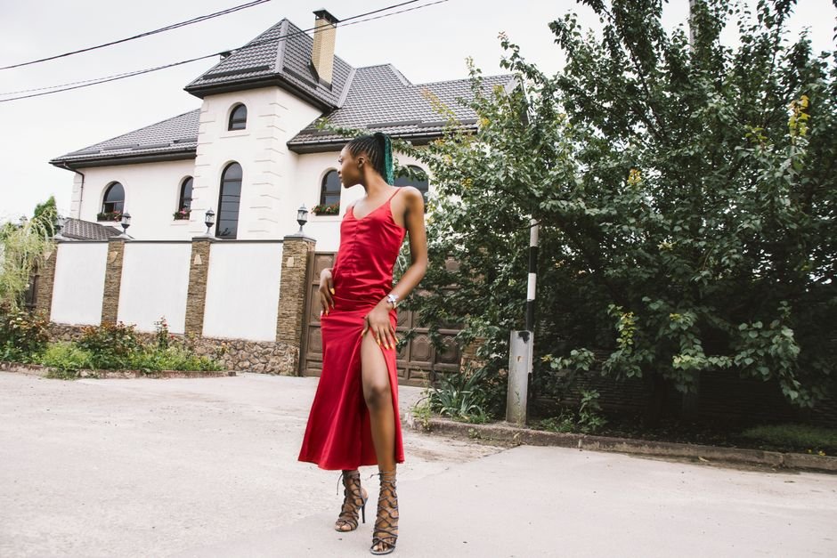 Quelles chaussures porter avec une robe : le guide par style de robe