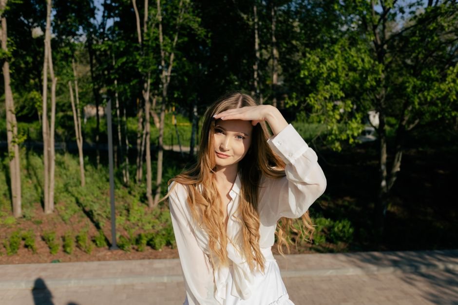 Comment avoir des cheveux brillants : astuces et routine