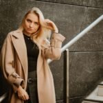 Quelle couleur porter avec du beige : associations femme