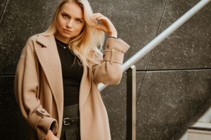 Quelle couleur porter avec du beige : associations femme