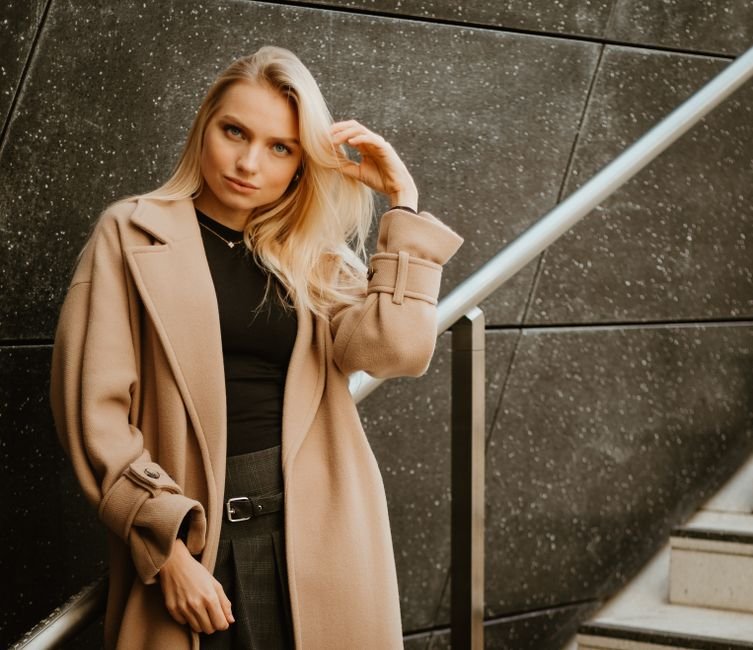 Quelle couleur porter avec du beige : associations femme