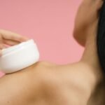 Routine soin du corps : gommage et hydratation pour une peau douce