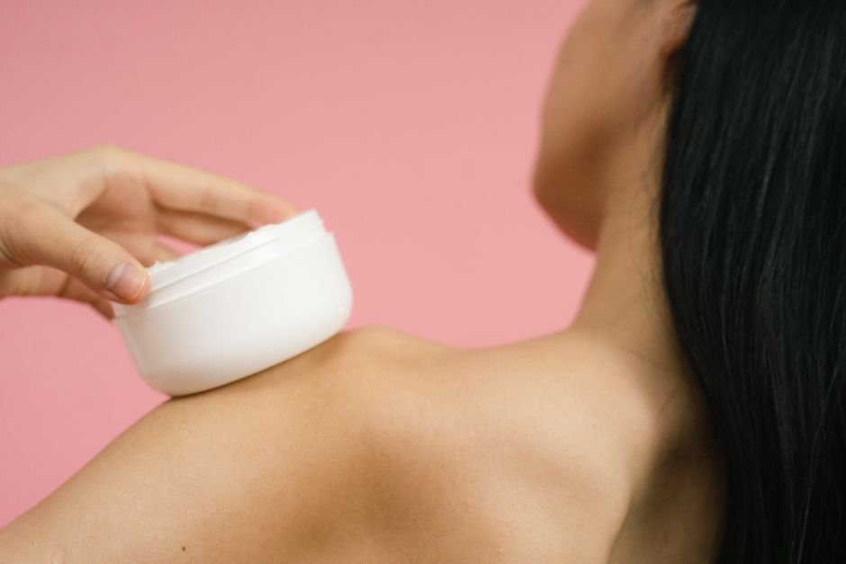 Routine soin du corps : gommage et hydratation pour une peau douce
