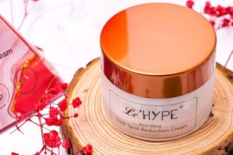 Comment estomper les taches brunes du visage : soins efficaces