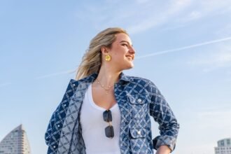 Comment porter une chemise en jean femme : idees de looks