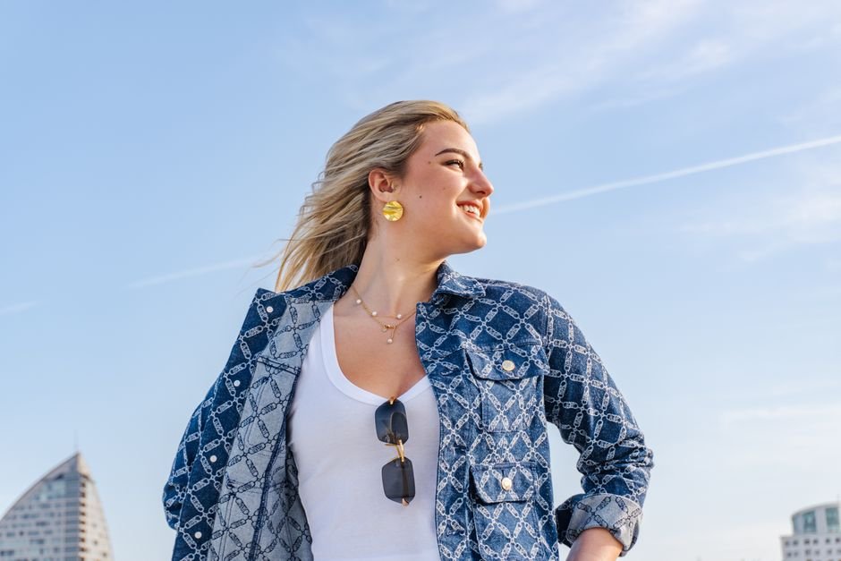 Comment porter une chemise en jean femme : idees de looks