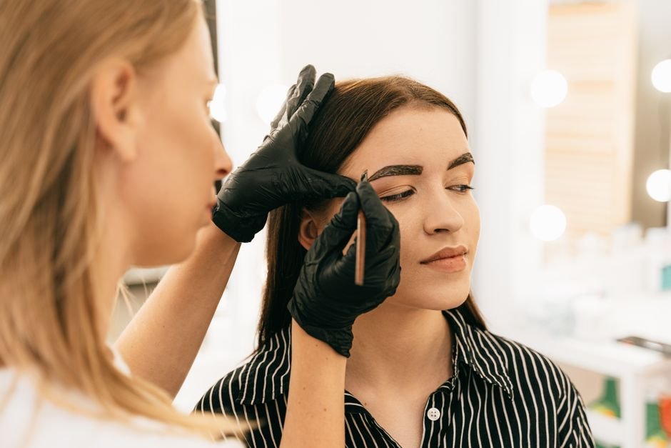 Comment maquiller ses sourcils quand on débute : méthode facile