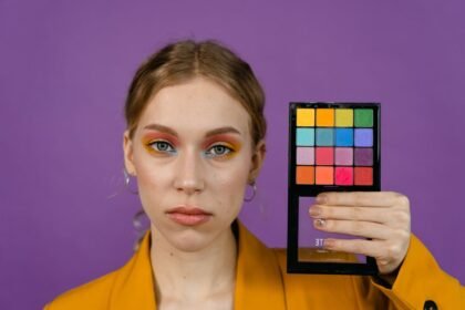Comment maquiller une paupiere tombante : la technique