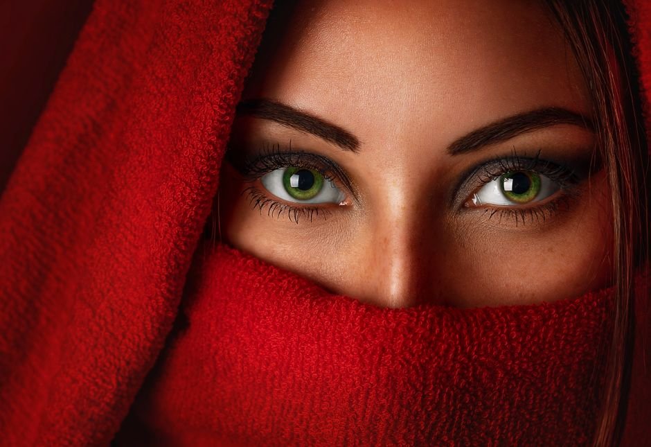 Comment maquiller des yeux verts : les couleurs qui subliment
