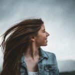 Comment faire pousser ses cheveux plus vite : astuces efficaces
