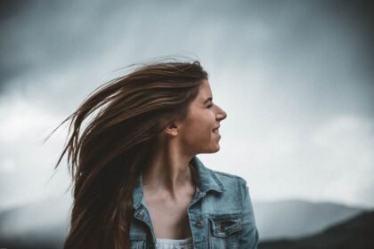 Comment faire pousser ses cheveux plus vite : astuces efficaces