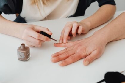 Quel soin pour les ongles stries : renforcer et lisser