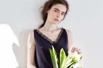 Quel maquillage avec une robe bleu marine : yeux et levres