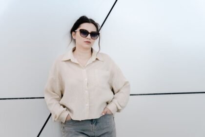 Comment porter une chemise oversize : idées de looks femme