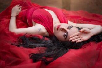 Quel maquillage avec une robe rouge : yeux et levres