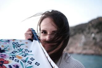 Comment porter un foulard de soie : 5 facons elegantes