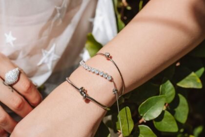 Comment porter plusieurs bracelets : l'art du layering reussi