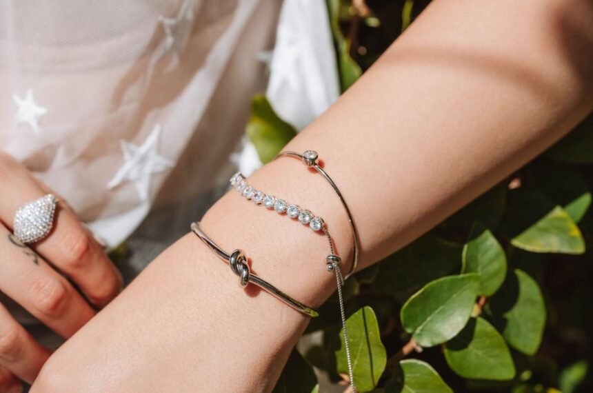 Comment porter plusieurs bracelets : l'art du layering reussi