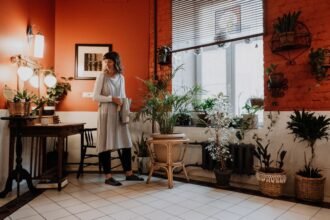 Quelle couleur porter avec du terracotta : associations femme