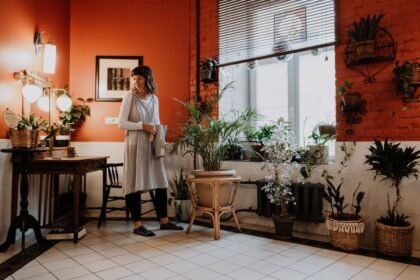Quelle couleur porter avec du terracotta : associations femme