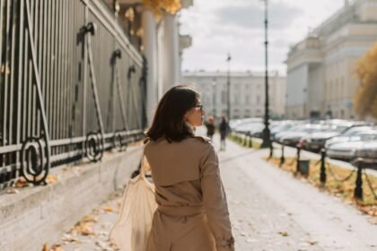 Comment porter un trench femme : les looks qui fonctionnent