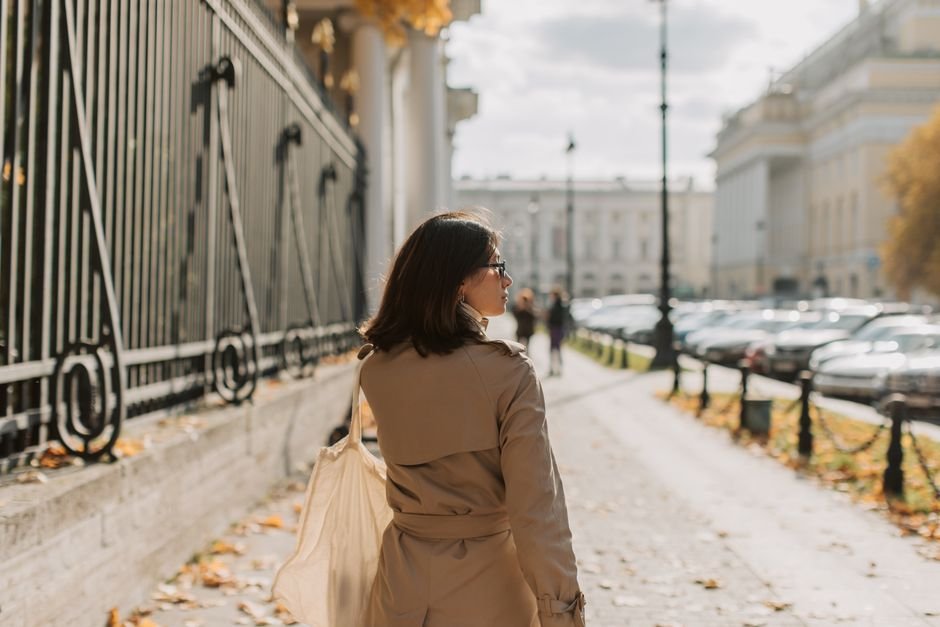 Comment porter un trench femme : les looks qui fonctionnent