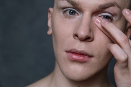 Comment camoufler les poches sous les yeux : soins et astuces