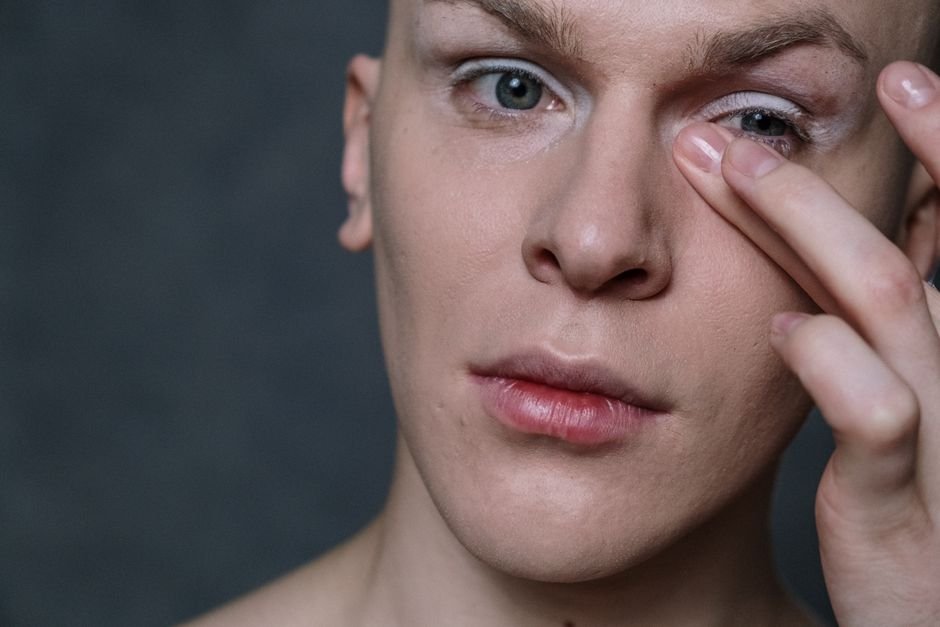 Comment camoufler les poches sous les yeux : soins et astuces