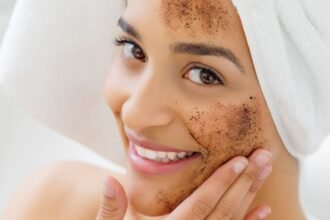 Quel gommage visage choisir selon son type de peau