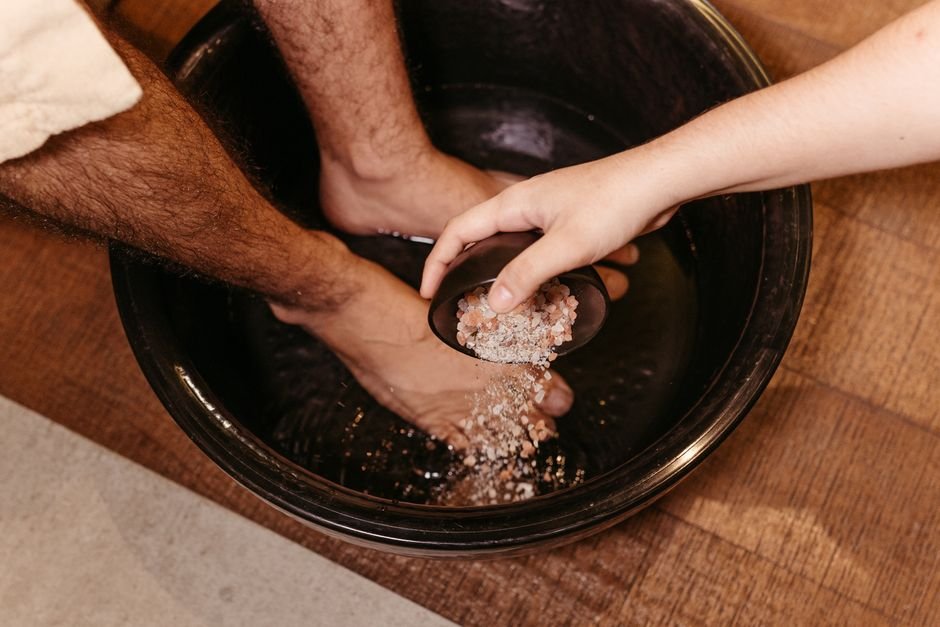 Routine soin des pieds : gommage, hydratation et douceur