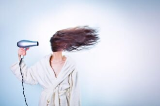 Quel sèche-cheveux choisir : notre guide d'achat complet