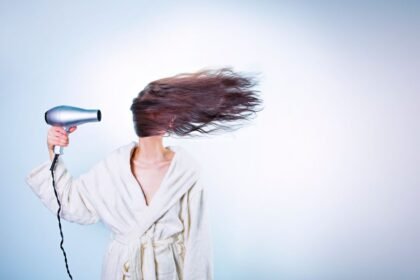 Quel sèche-cheveux choisir : notre guide d'achat complet