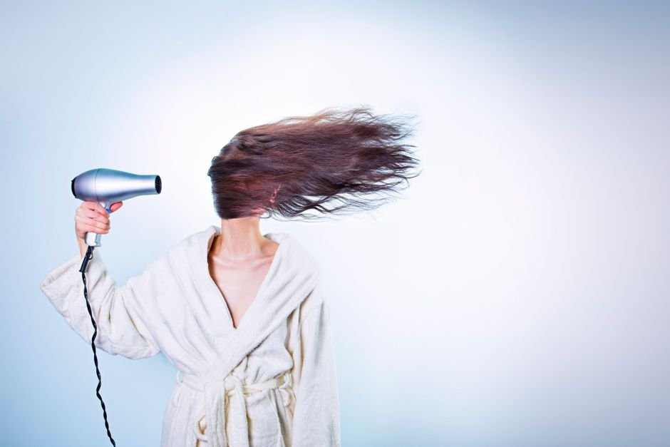 Quel sèche-cheveux choisir : notre guide d'achat complet