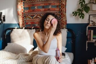 Comment bien se démaquiller le visage : la bonne méthode